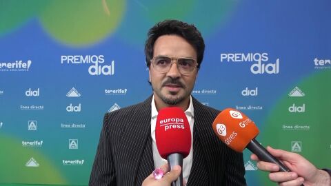 Luis Fonsi hablando con la prensa