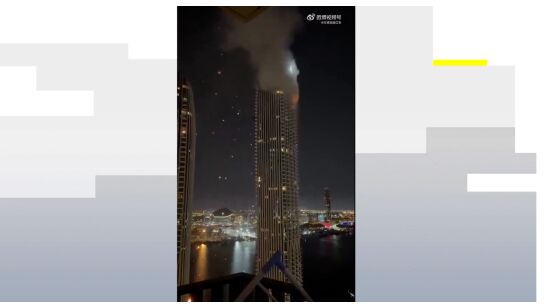 Explosi&oacute;n de un dron en una torre de Dub&aacute;i.