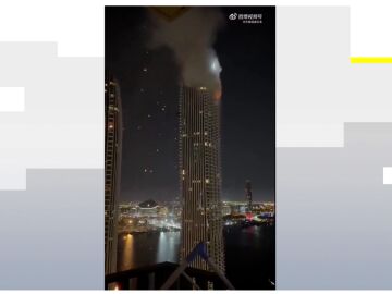 Explosi&oacute;n de un dron en una torre de Dub&aacute;i.