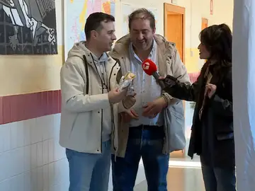 Bacon antes de votar, debutantes nerviosos y mesas que se constituyen tarde: algunas de las anécdotas de las elecciones de Castilla y León Bacon antes de votar, debutantes nerviosos y mesas que se constituyen tarde: algunas de las anécdotas de las elecciones de Castilla y León