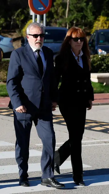 Fernando Guillén Cuervo llegando al velatorio de su madre, Gemma Cuervo Fernando Guillén Cuervo llegando al velatorio de su madre, Gemma Cuervo