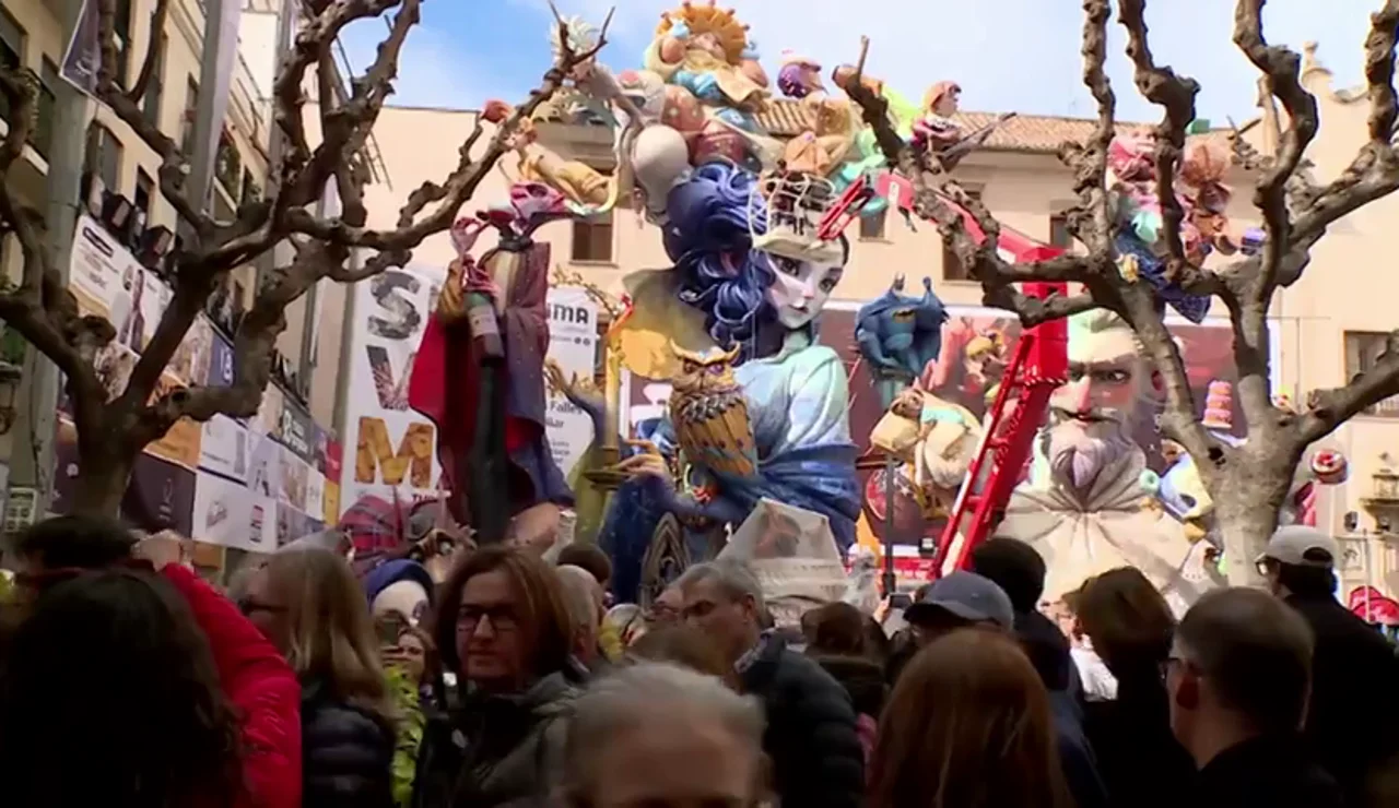 Un millón de personas inundan las calles para disfrutar de las 800 fallas de la ciudad