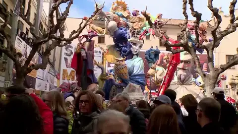 Un millón de personas inundan las calles para disfrutar de las 800 fallas de la ciudad Un millón de personas inundan las calles para disfrutar de las 800 fallas de la ciudad