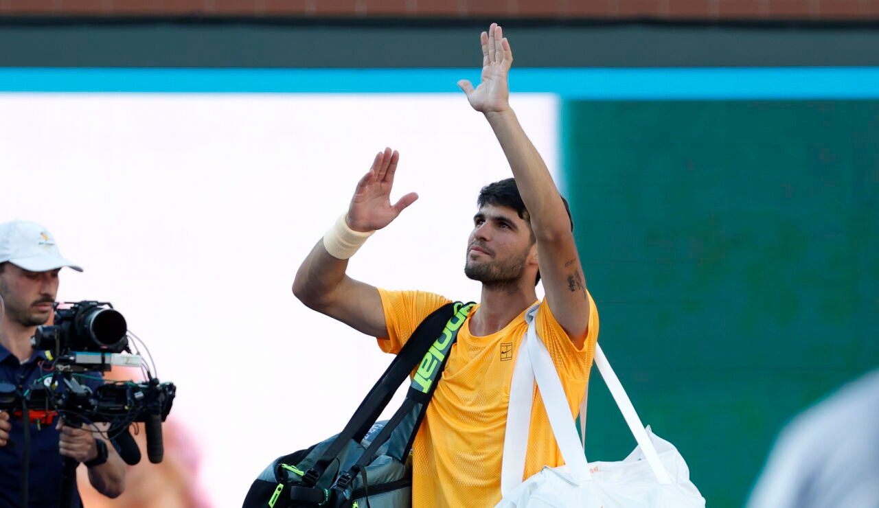 Alcaraz se despide de la afici&oacute;n tras perder ante Medvedev en semifinales de Indian Wells