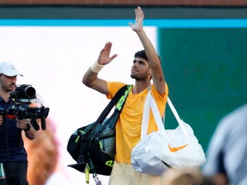 Alcaraz se despide de la afici&oacute;n tras perder ante Medvedev en semifinales de Indian Wells