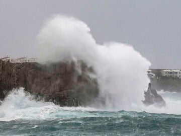 Olas de 9 metros y sin tr&aacute;fico mar&iacute;timo antes de que se active la alerta roja en Menorca
