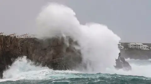 Olas de 9 metros y sin tráfico marítimo antes de que se active la alerta roja en Menorca Olas de 9 metros y sin tráfico marítimo antes de que se active la alerta roja en Menorca