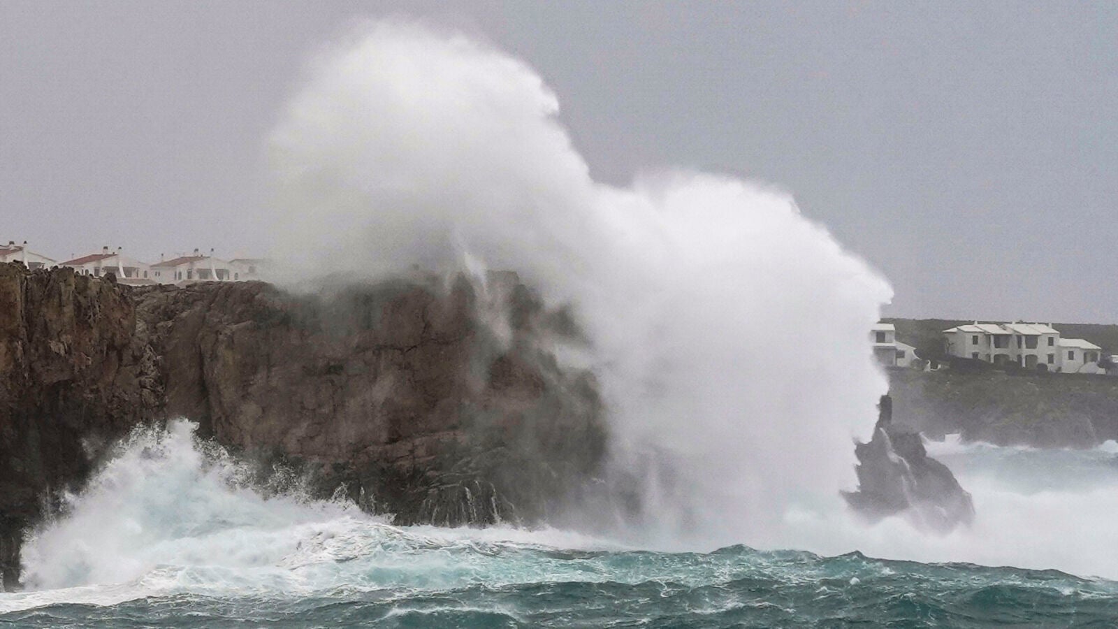 Alerta roja en el Pirineo de Girona por viento y temporal marítimo en Menorca