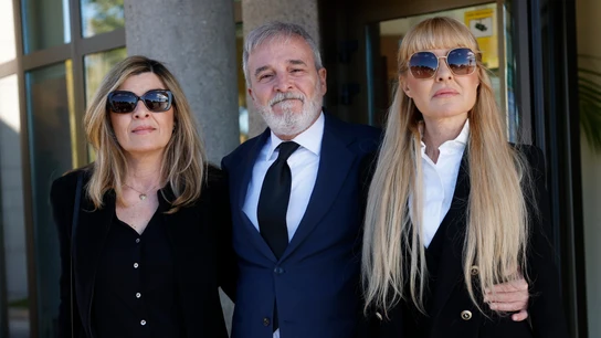Natalia, Fernando y Cayetana Guillén Cuervo se despiden de su madre Natalia, Fernando y Cayetana Guillén Cuervo se despiden de su madre