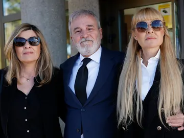 Natalia, Fernando y Cayetana Guillén Cuervo se despiden de su madre Natalia, Fernando y Cayetana Guillén Cuervo se despiden de su madre