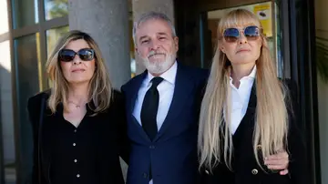 Natalia, Fernando y Cayetana Guillén Cuervo se despiden de su madre Natalia, Fernando y Cayetana Guillén Cuervo se despiden de su madre