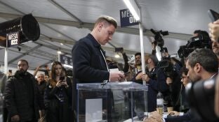 Ter Stegen intentando votar en las elecciones del Bar&ccedil;a