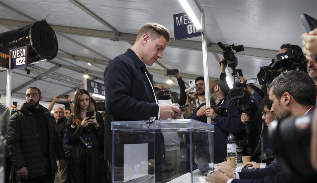Ter Stegen intentando votar en las elecciones del Bar&ccedil;a