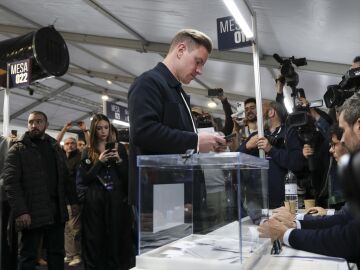 Ter Stegen intentando votar en las elecciones del Bar&ccedil;a