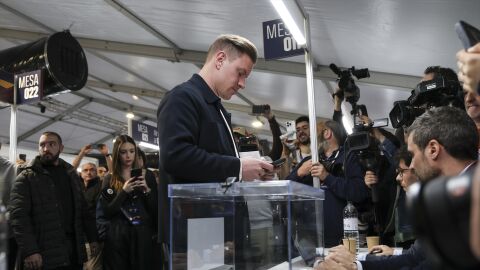 Ter Stegen intentando votar en las elecciones del Bar&ccedil;a
