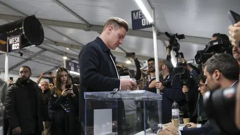 Ter Stegen intentando votar en las elecciones del Barça Ter Stegen intentando votar en las elecciones del Barça