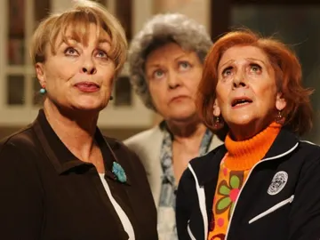 Gemma Cuervo, Emma Penella y Mariví Bilbao como Vicenta, Concha y Marisa en Aquí no hay quien viva Gemma Cuervo, Emma Penella y Mariví Bilbao como Vicenta, Concha y Marisa en Aquí no hay quien viva