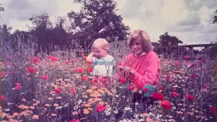 El príncipe Guillermo con Diana de Gales en un campo de amapolas y margaritas El príncipe Guillermo con Diana de Gales en un campo de amapolas y margaritas