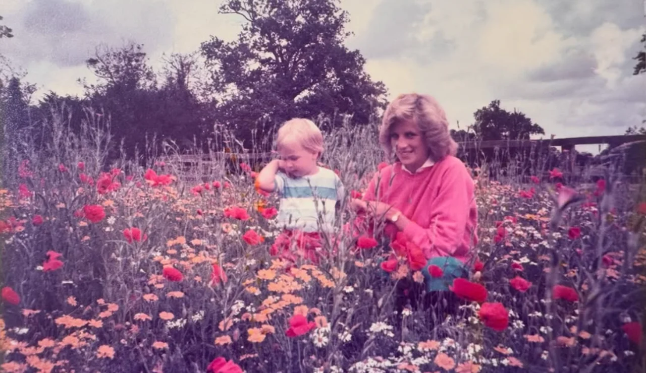 El príncipe Guillermo con Diana de Gales en un campo de amapolas y margaritas