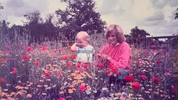 El príncipe Guillermo con Diana de Gales en un campo de amapolas y margaritas El príncipe Guillermo con Diana de Gales en un campo de amapolas y margaritas