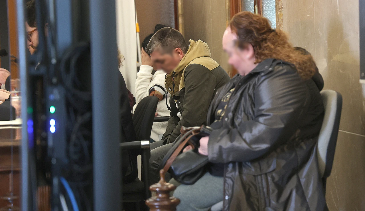 Los acusados por la muerta del bebé y sus abogados