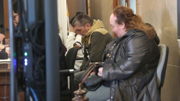 Los acusados por la muerta del beb&eacute; y sus abogados