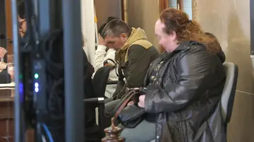 Los acusados por la muerta del bebé y sus abogados Los acusados por la muerta del bebé y sus abogados