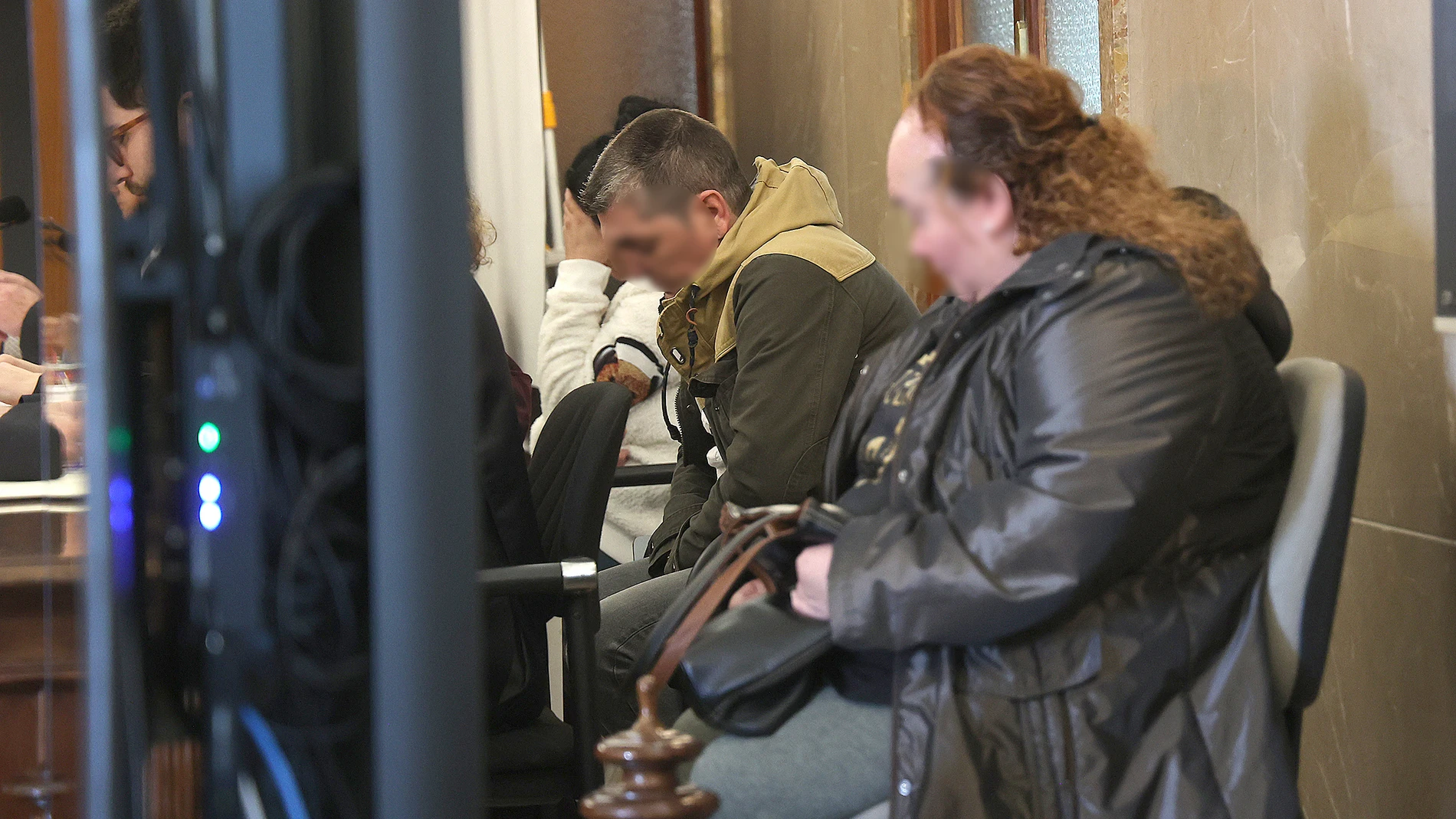 Los acusados por la muerta del bebé y sus abogados Los acusados por la muerta del bebé y sus abogados