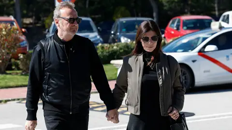 Pedro Larrañaga y Maribel Verdú llegan para despedirse de Gemma Cuervo Pedro Larrañaga y Maribel Verdú llegan para despedirse de Gemma Cuervo
