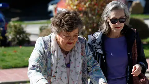 Cristina Almeida acude para despedirse de Gemma Cuevo Cristina Almeida acude para despedirse de Gemma Cuevo