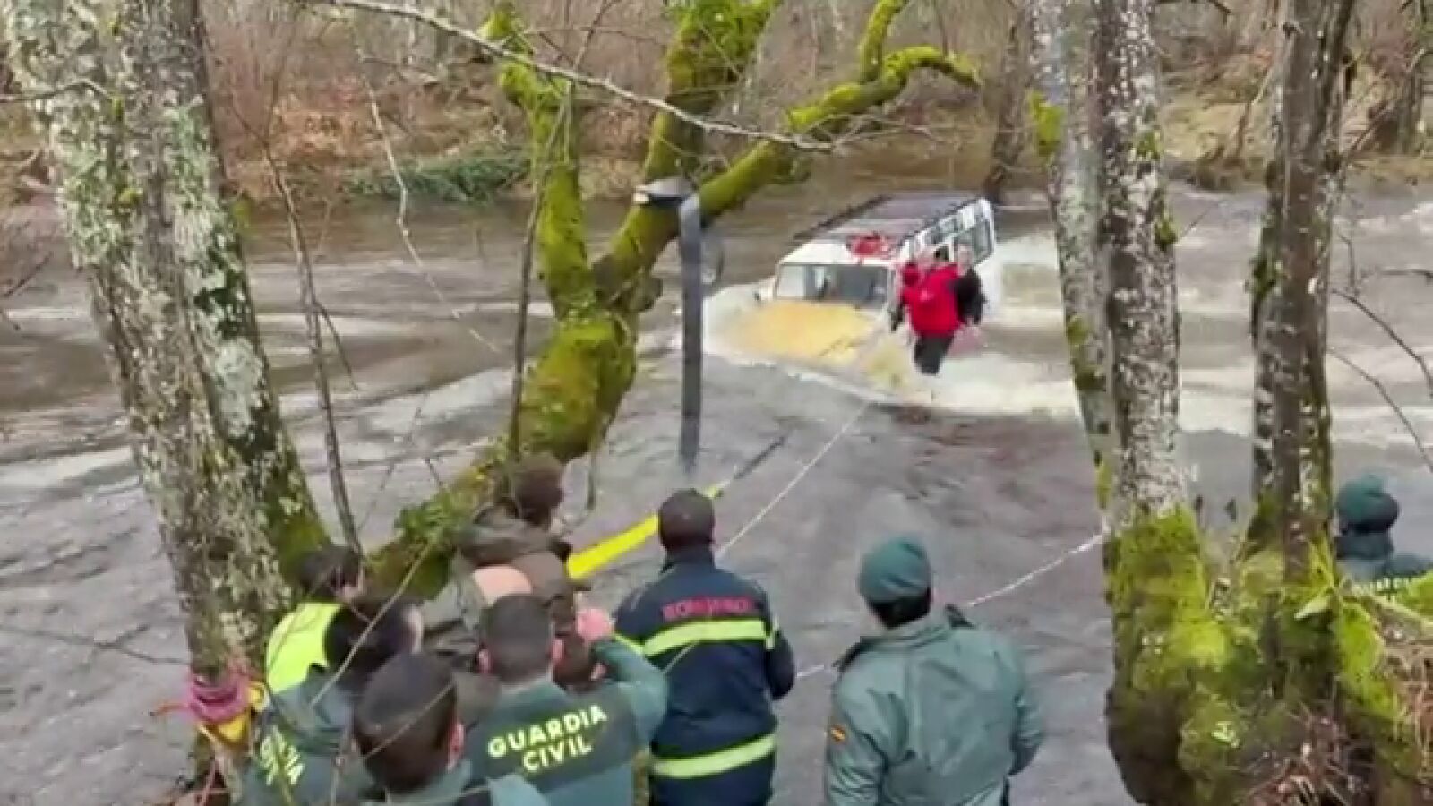 Angustioso rescate de cuatro personas y un perro tras quedar atrapados en el río Nela, en Burgos