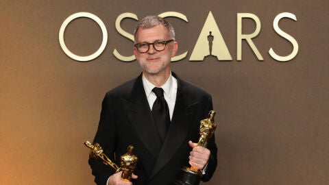Paul Anderson tras ganar el Oscar por Una batalla tras otra