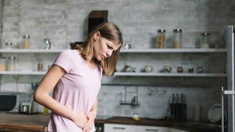Mujer con dolor de estómago