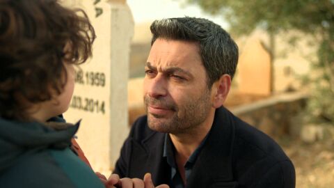 &ldquo;&iquest;Pap&aacute; se enfadar&aacute;?&rdquo;: el momento en la tumba de Boran que rompe a Cihan