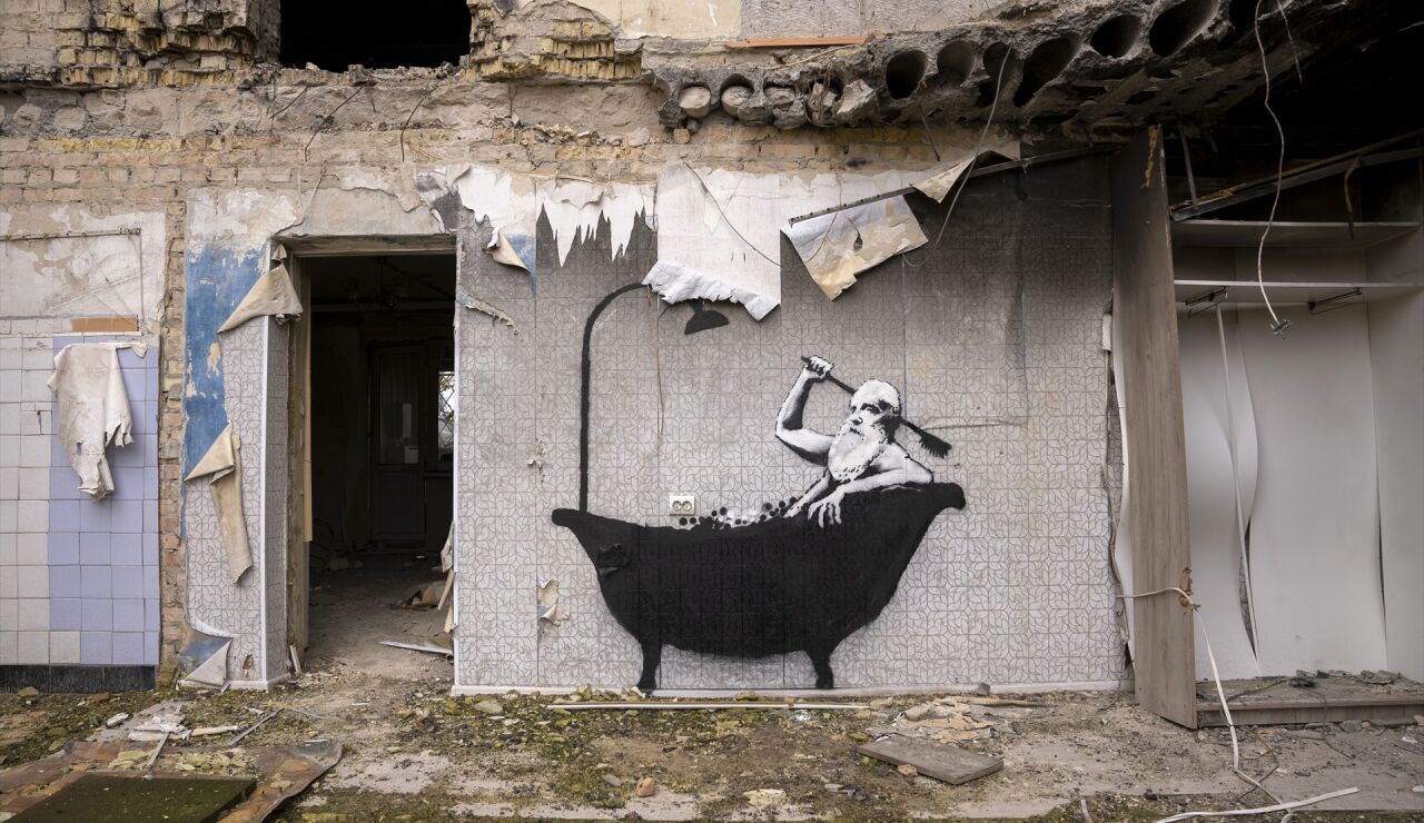 Revelan la identidad de Banksy, el artista y activista de la m&aacute;scara