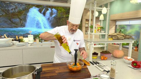 Condimenta con sal, pimienta blanca, un chorrito de aceite y perejil