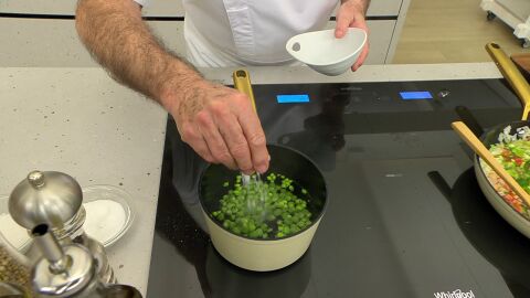 Introduce los guisantes pelados y cocínalos