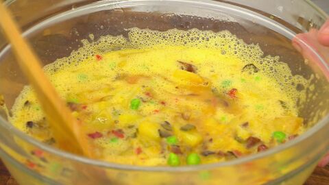 Sazona y añade las hortalizas y el chorizo