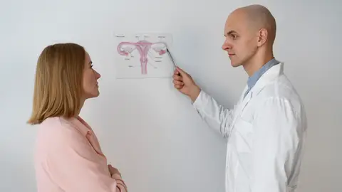 Mujer en la consulta del ginecólogo Mujer en la consulta del ginecólogo