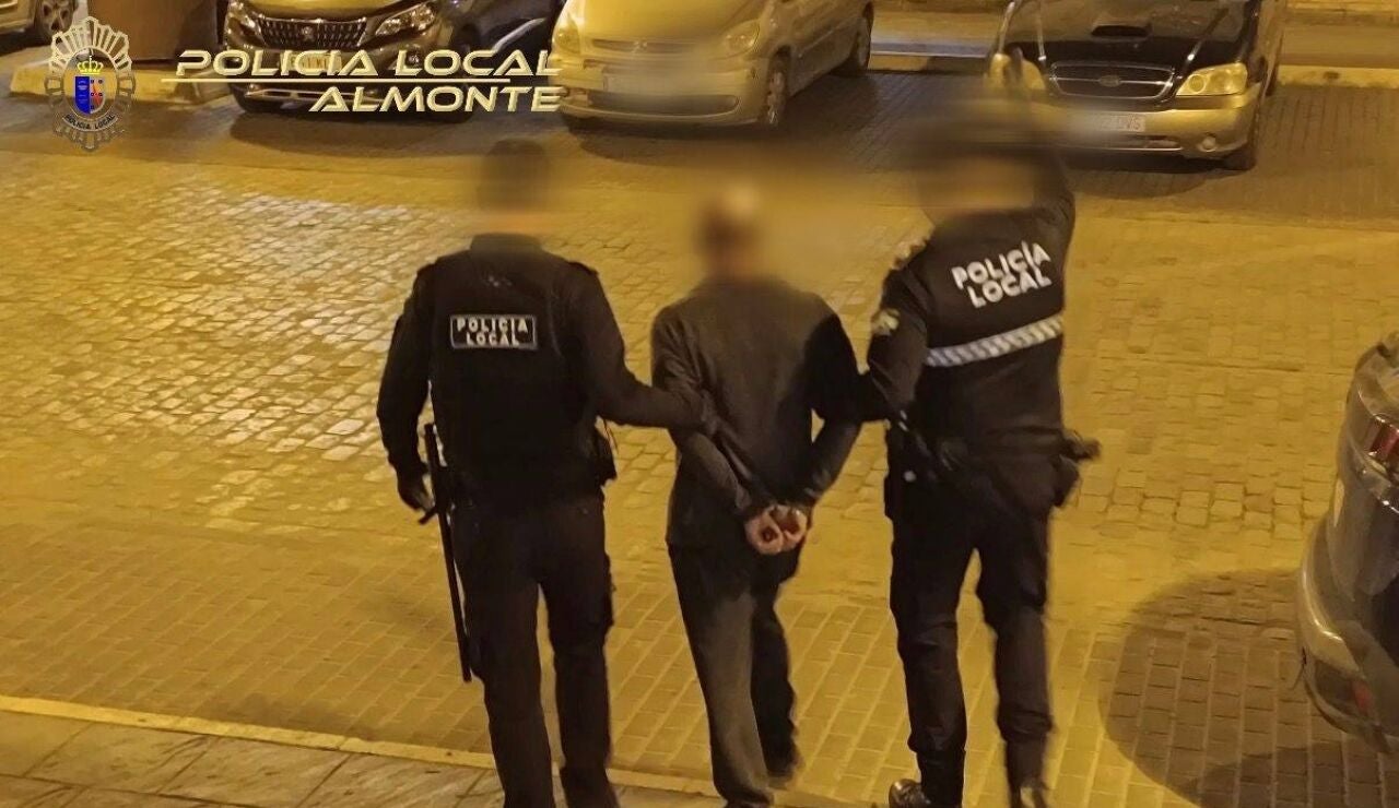 Pu&ntilde;etazos, amenazas y una polic&iacute;a herida en el centro de salud de Almonte