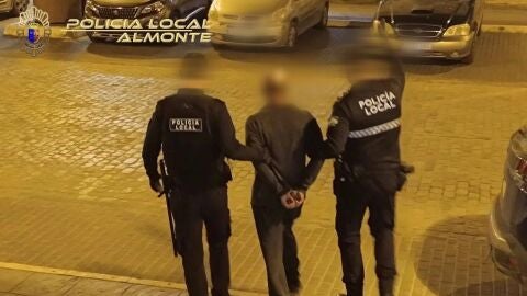 Pu&ntilde;etazos, amenazas y una polic&iacute;a herida en el centro de salud de Almonte