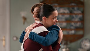 &iexcl;Un mal de amores! Paula sufre por Tasio y Manuela la consuela en su momento m&aacute;s dif&iacute;cil