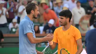 Medvedev y Alcaraz se saludan en la red tras la semifinal en Indian Wells Medvedev y Alcaraz se saludan en la red tras la semifinal en Indian Wells