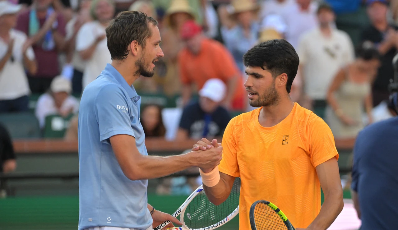 Medvedev y Alcaraz se saludan en la red tras la semifinal en Indian Wells