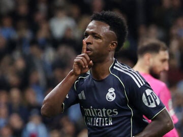 Vin&iacute;cius manda callar al Etihad tras su gol de penalti