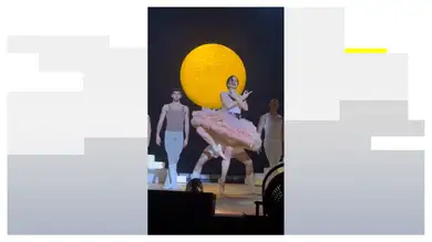 Rosalía lleva al éxtasis a alrededor de 15.000 personas en Lyon que asistieron al primer concierto de la gira de 'Lux' Rosalía lleva al éxtasis a alrededor de 15.000 personas en Lyon que asistieron al primer concierto de la gira de 'Lux'