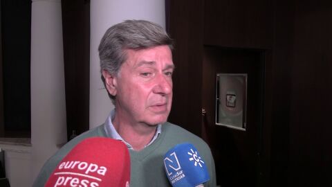 Cayetano Martínez de Irujo hablando con la prensa