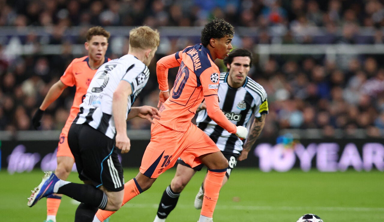 Lamine Yamal, en acci&oacute;n en St James Park en el duelo de ida