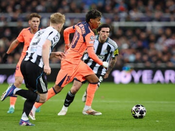 Lamine Yamal, en acci&oacute;n en St James Park en el duelo de ida