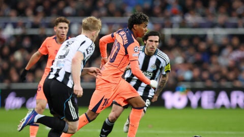 Lamine Yamal, en acci&oacute;n en St James Park en el duelo de ida